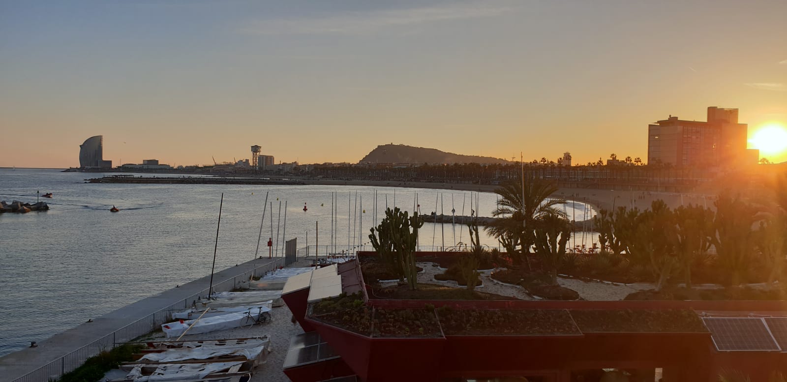 Barcelona bij zonsondergang